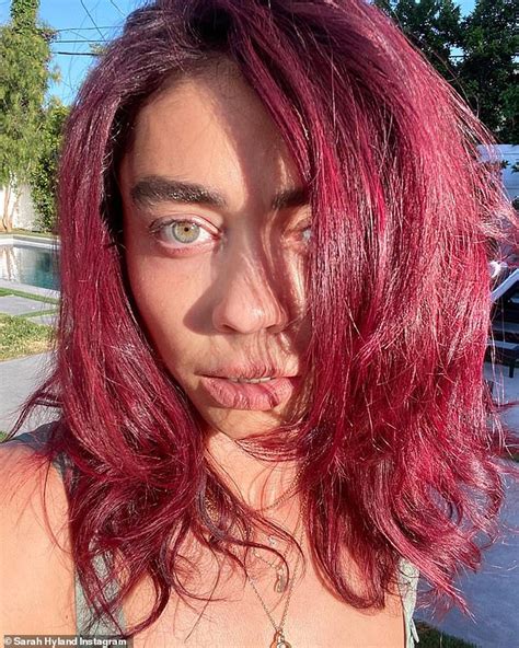 Sarah Hyland Shows Off Bright Red Hair As She Experiments In Quarantine Daily Mail Online
