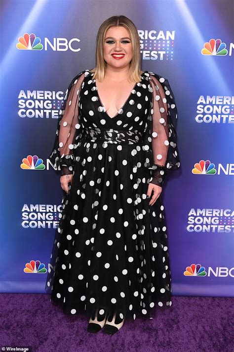 kelly clarkson dons low cut polka dot dress as she attends the premiere of american song contest