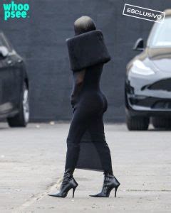 Bianca Censori L Outfit Insolito Per La Messa Con Kanye West