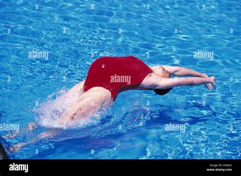 woman pregnant swim crack gestation pregnant swimming pool outdoor swimming pool swimming