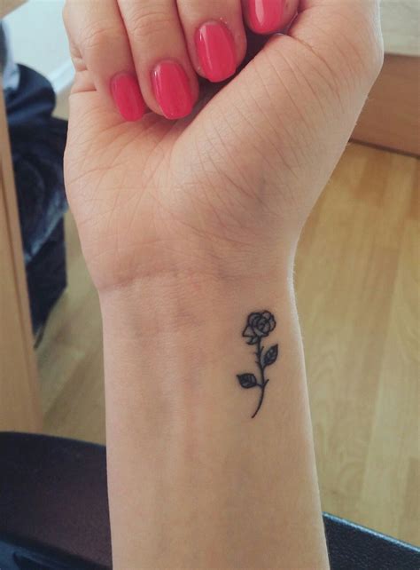 Cute Rose In 2020 Rose Tattoos On Wrist Wrist Tattoos Girls Little