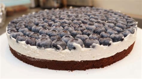 Dust the cake with powdered sugar before serving, if you like. Schoko-Vanille-Blaubeerkuchen - beerige Verführung! | Bea ...