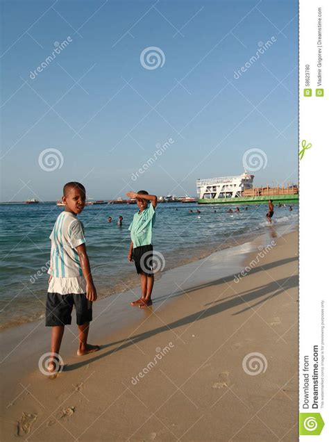 Twee Jongens Afrikaan Die Langs Het Oever Zandige Strand