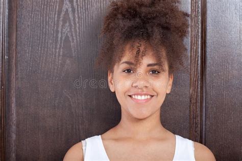 Retrato Africano Do Adolescente Da Menina Da Cara Do Close Up Foto De