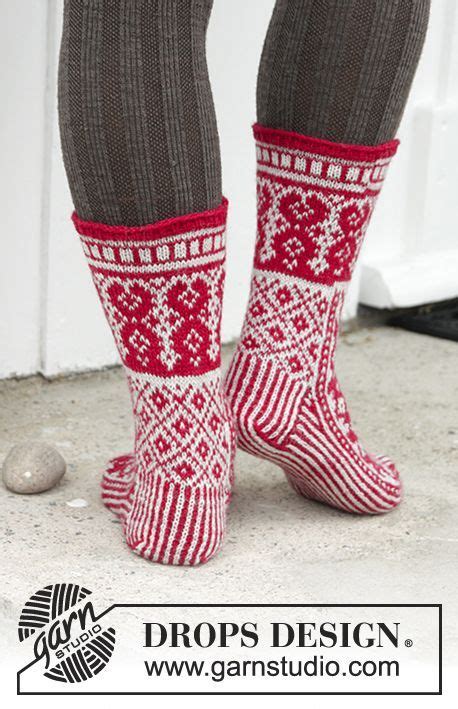 Sockenschablone ausschneiden und form auf filz übertragen. Gestrickte Socken für Weihnachten mit Farbmuster in DROPS ...