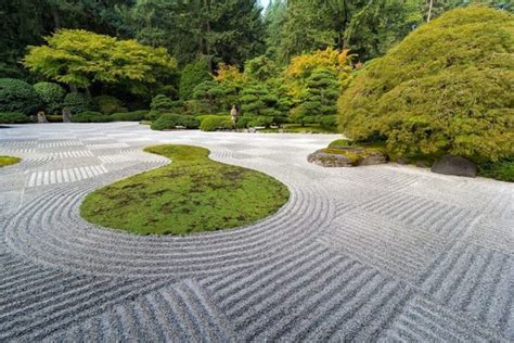 Statt dessen enthalten diese gärten mischungen aus sand und kies, die auf fantasievolle art und weise mit. Japanischer garten anlegen kies