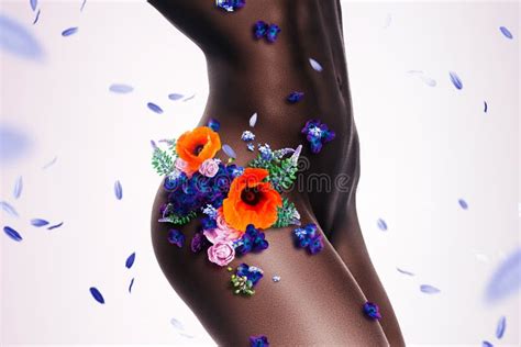 Sexy Nackter Afrofrauenkörper in Den Blumen Und in Den Blumenblättern Stock Abbildung