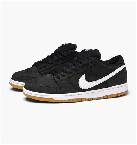 With a white leather base, the upper is enhanced by black inserts, two colors synonymous with timelessness that also rub shoulders on the soles, right up to the brandings of the tongue and heel. Nike Sb Dunk Low Pro Iso Black/white-black BLACK | Shoes ...