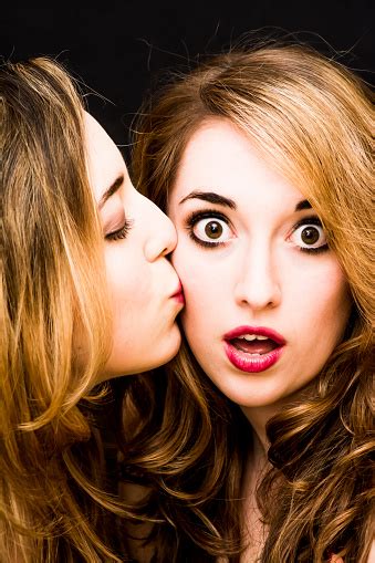 Dua Wanita Cantik Di Mana Salah Satu Dari Mereka Memberikan Ciuman Di Pipi Kepada Yang Lain Di