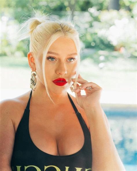 Christina Aguilera S Big Tits In Deep Cleavage Collection 22 Pics