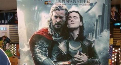 Thor y Loki comparten un abrazo en el póster chino de 'Thor: El Mundo