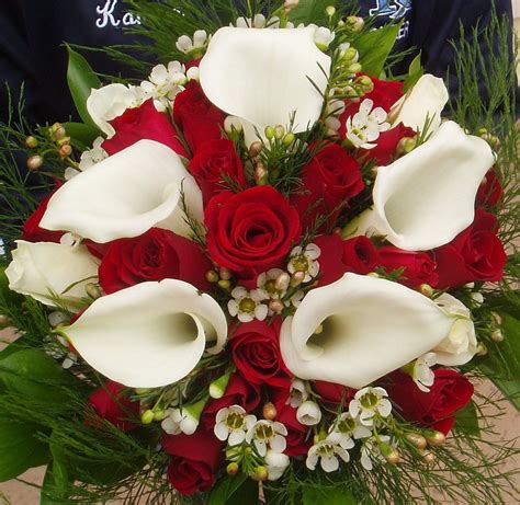 My Favorite Bouquet Of All Time Red Roses And White Cala Lilies Calla