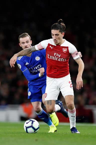 It's a drawing of a snake, covering most of his right leg. Arsenal star Hector Bellerin shows commitment to Arsenal ...