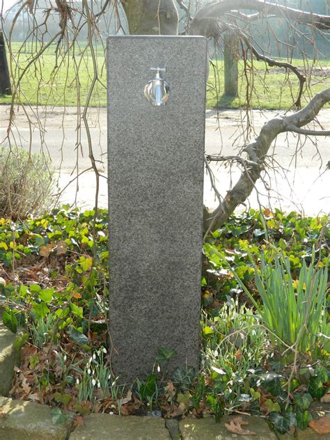 Die wassersäule für den garten aus kunststoff. Wasserzapfsäule aus geflammten Basalt | Wasserzapfsäule ...