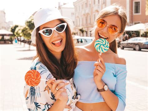 Deux Jeunes Belles Filles Hipster Souriantes Dans Des Vêtements Dété à