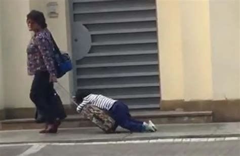 Una Mujer Fue Filmada Arrastrando A Su Hijo Dormido Por La Calle Y Se