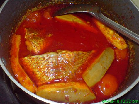 Tumis bawang bombai, bawang putih, dan cabai hingga harum. MAS'S FAMILY: asam pedas ikan merah dan ikan masak asam