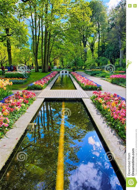 Het is een prachtige dag, met een temperatuur net boven de 20 graden. Waterweg Door Kleurrijke Tulpen, Keukenhof-Park, Lisse In ...