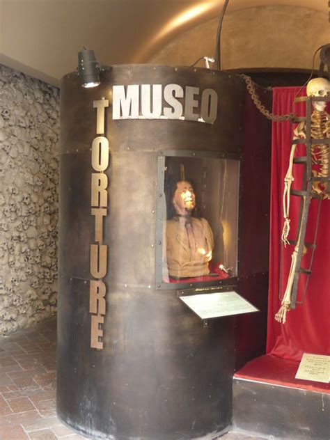 Museo Torture 82 Via San Giovanni San Gimignano Figure In A Window