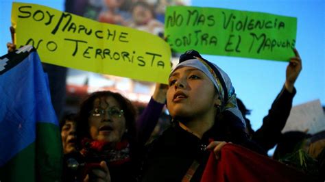 Un polémico debate generó la foto de una joven mapuche en redes sociales. Violencia estatal contra el Pueblo Mapuche en Chile ...