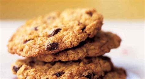 This oatmeal raisin cookie recipe uses rolled oats and is easy, quick and delicious! 5 Best Diabetic Cookie Recipes - AFDiabetics.com