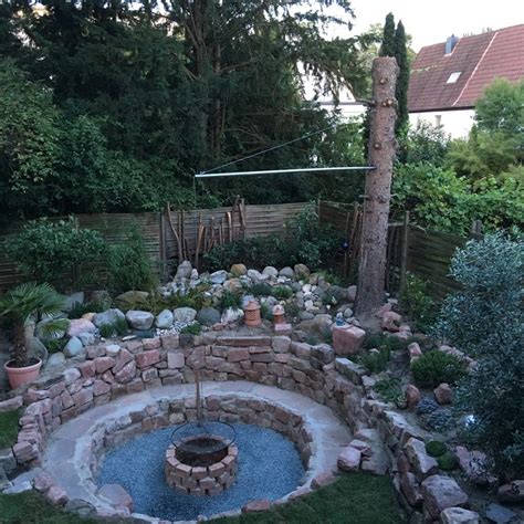 Im großen garten ist ausreichend platz zum spielen, grillen oder relaxen. Grillplatz im Garten (mit Bildern) | Grillplatz im garten ...