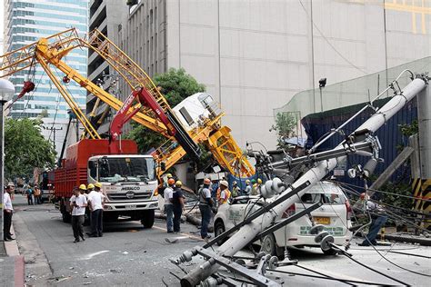 Tower Crane Collapses In Makati Two Hurt Photos Gma News Online