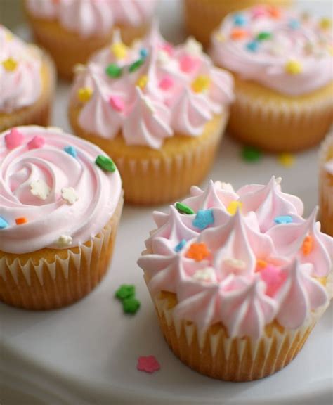 cupcakes de vainilla sencillos y esponjosos receta en 2019 recetas cupcakes de vainilla