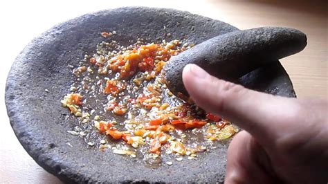 Cara membuat sambal lalapan ayam goreng: Cara membuat sambal korek ala bebek goreng H Slamet - YouTube