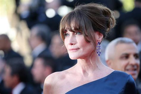 Photos Cannes 2019 Carla Bruni Somptueuse Sur Le Tapis Rouge En Robe Fendue Et Asymétrique