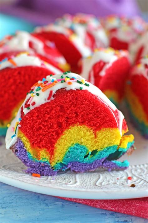 This is a quick and easy cake! Rainbow Bundt Cake video - Sweet and Savory Meals