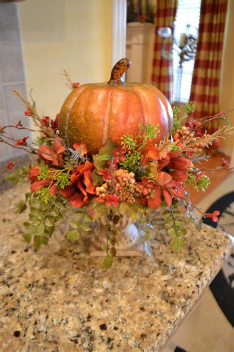 It's that time of the year again, time to show off your baking/decorating skills. Kristen's Creations: Thinking Fall