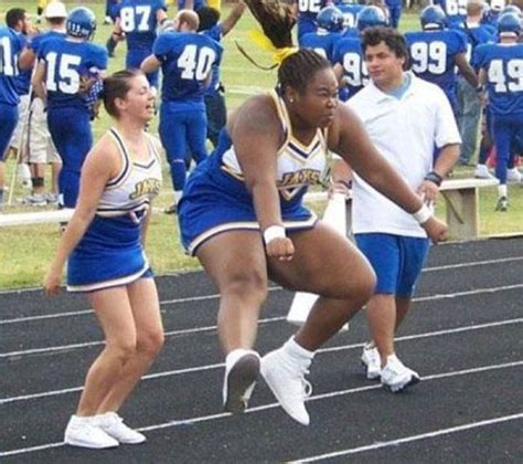 30 Cheerleaders Caught In The Right Moment Funny Photos Of People Funny Cheerleader Funny