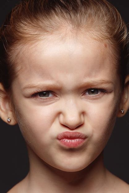 Bouchent Le Portrait De Petite Fille Caucasienne Et émotionnelle Photo