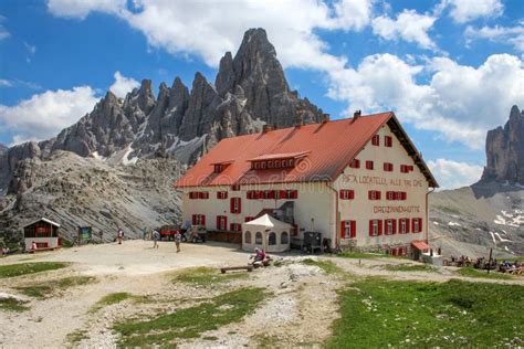 Le Rifugio Locatelli Et Tre Cime Di Lavaredo Dolomites Italie