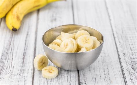 Premium Photo Wooden Table With Sliced Bananas Selective Focus