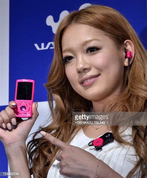 japanese singer kana nishino displays sony s new digital audio player foto di attualità
