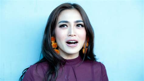 Tulis Kata Bismillah Jessica Iskandar Ditanya Soal Mualaf Entertainment