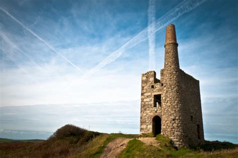 Abandoned Mine Shaft Building In Cornwall England Stock Photo
