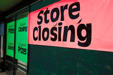 Store Closing Sign Stock Photos Pictures And Royalty Free Images Istock
