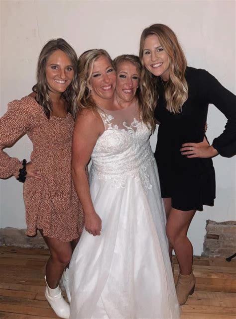 conjoined twins britt and abby are now married r beamazed