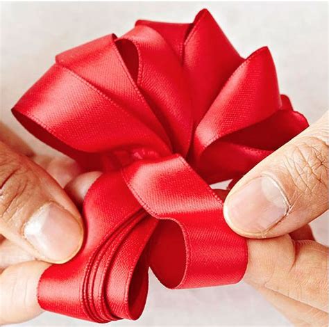 Te enseñamos cómo hacer lazos de todo tipo para adornar tus regalos de
