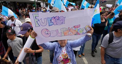 Thousands Of Guatemalans Take To The Streets To Demand Attorney Generals Resignation The