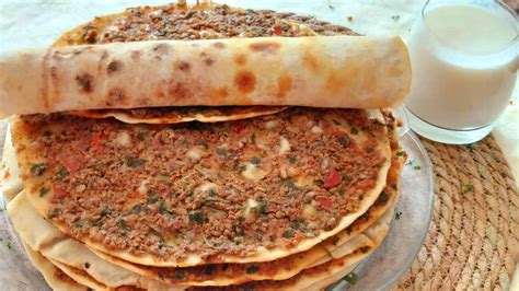 البيتزا التركية أو صفيحة باللحم او لحم بعجين بدون فرن لذيذة جدا لازم تجربوها - مطبخ سيدتي