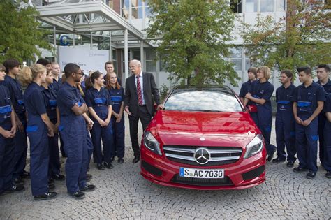 Daimler Chef begrüßt Auszubildende im Werk Sindelfingen persönlich