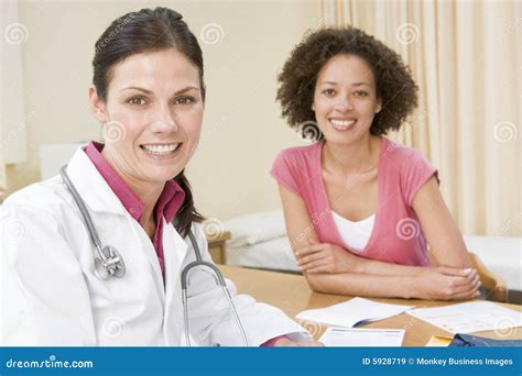 Femme Dans Le Bureau Du Docteur Image Stock Image Du Longueur