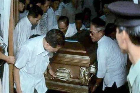 Bruce Lees Funeral On The 25th July 1973 In Kowloon Hongkong Bruce Lee Bruce Lee Training