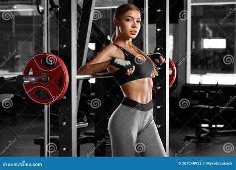 atleta sexy haciendo ejercicio en el gimnasio mujer de fitness haciendo ejercicio foto de