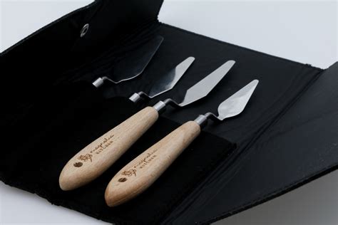 Perfect for spreading icing, cream and butter icing onto your exquisite cupcakes and cakes, this set of three palette knives features a cranked knife, tapered knife and straight stainless steel palette knife. Cake detailing Palette Knife Set | at Mighty Ape NZ