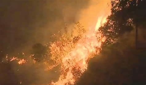 Um incêndio em monchique deflagrou às 13:30 deste sábado, numa zona de mato no lugar de tojeiro, freguesia de marmelete. Fogo aproxima-se da Vila de Monchique